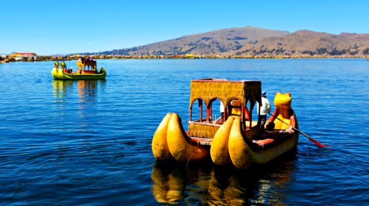 Pintoresca embarcación en el Lago Titicaca, Puno, Perú