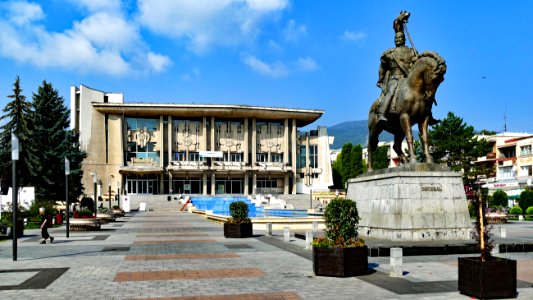 DEVA: Piata Victoriei, Casei de cultura, statuie Decebal
