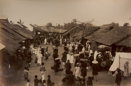 50 Passage d'une procession funéraire dans les faubourgs de Hanoi. photo