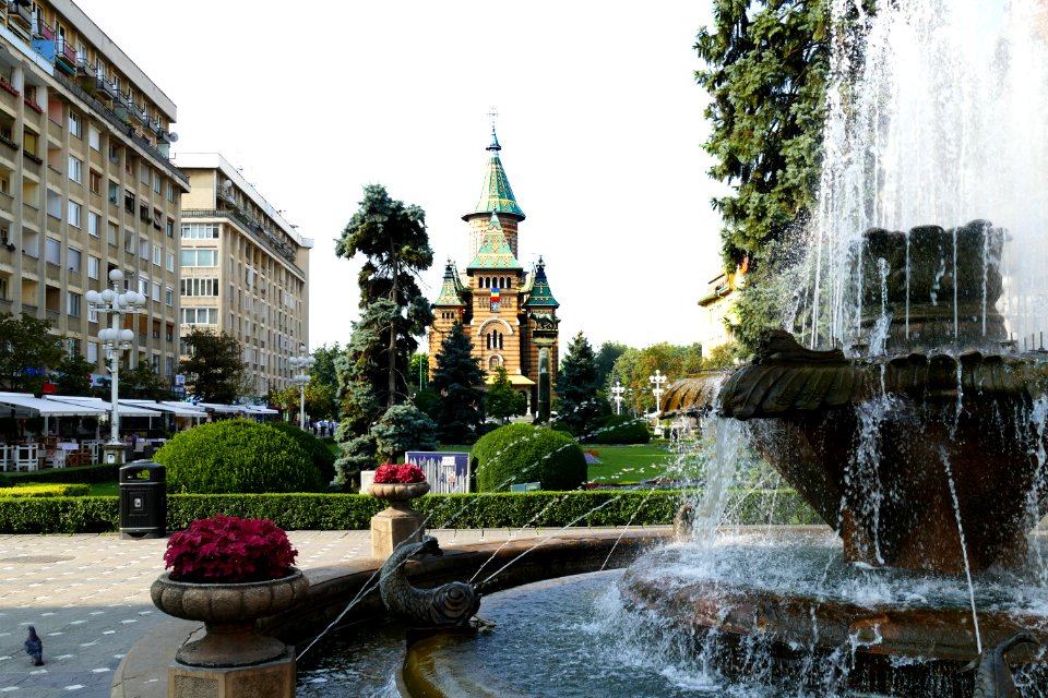 Timisoara: Piata Victoriei, Fântână arteziană si Catedrala mitropolitana