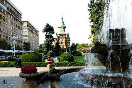 Timisoara: Piata Victoriei, Fântână arteziană si Catedrala mitropolitana
