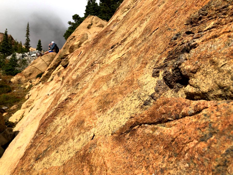 Hiker-EnjoyingSnackOnRockNextToRockWallOkaWenNFbyMasonSchuurUSFS-Sept23-2018