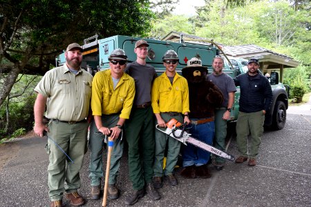 Siuslaw fire crew with Smokey 1