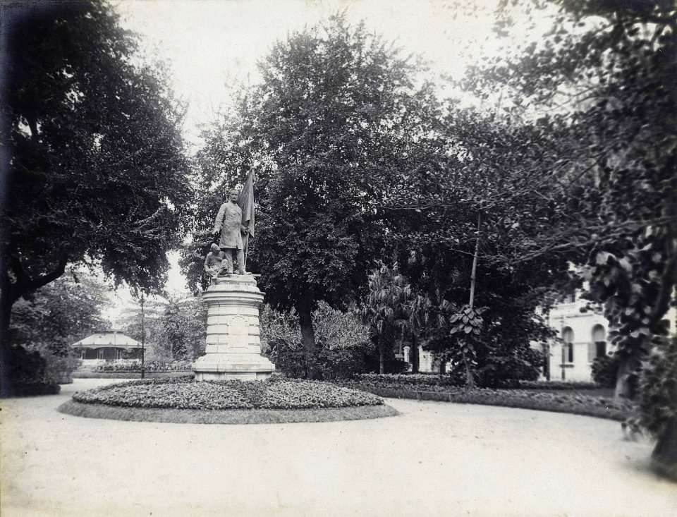 Vue du square Paul Bert (aujourd'hui Ly Thai To) et de la statue éponyme.