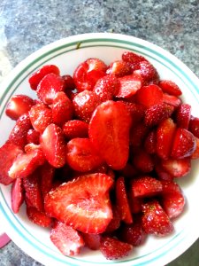 sliced strawberries