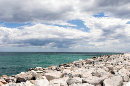 Rocas junto al mar