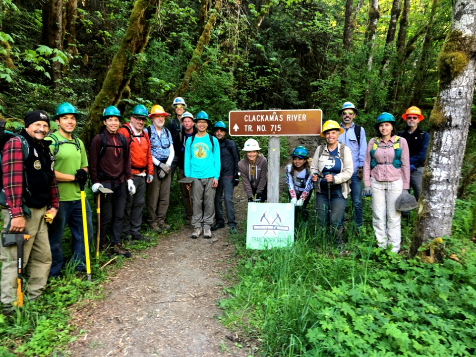 201905 Trailkeepers of Oregon volunteers at Clackamas River Trail, photo by Renee Janssen.