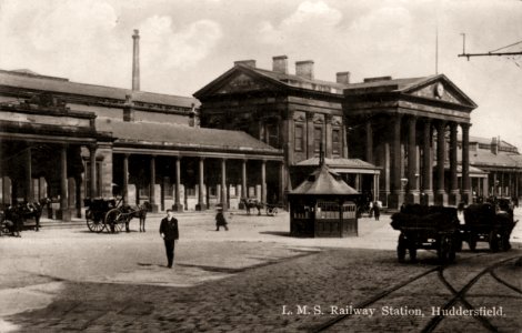 Undated photo postcard of Huddersfield Railway Station (002) photo