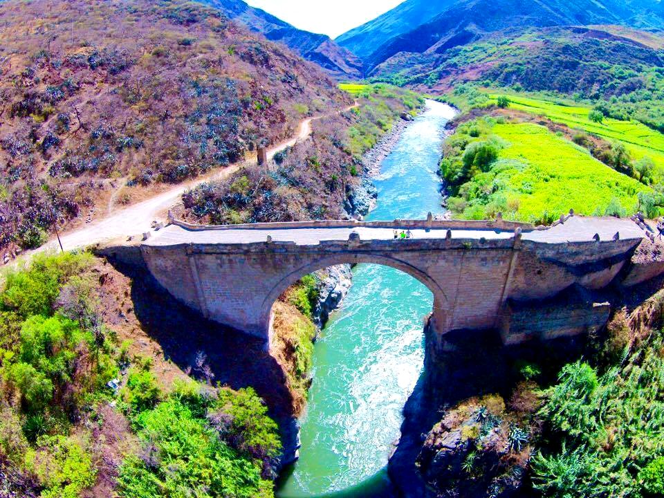 Puente Izcuchaca, Río Pachachaca, Abancay, Perú