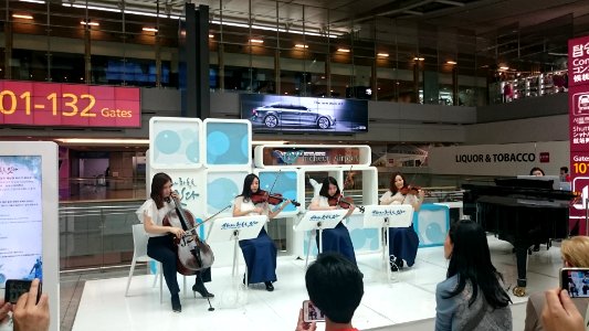 "don't stop me now"  at incheon airport