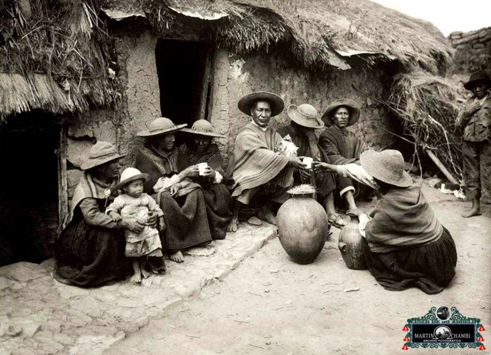 Cusco Campesinos tomando chicha . 1927. Martin Chambi