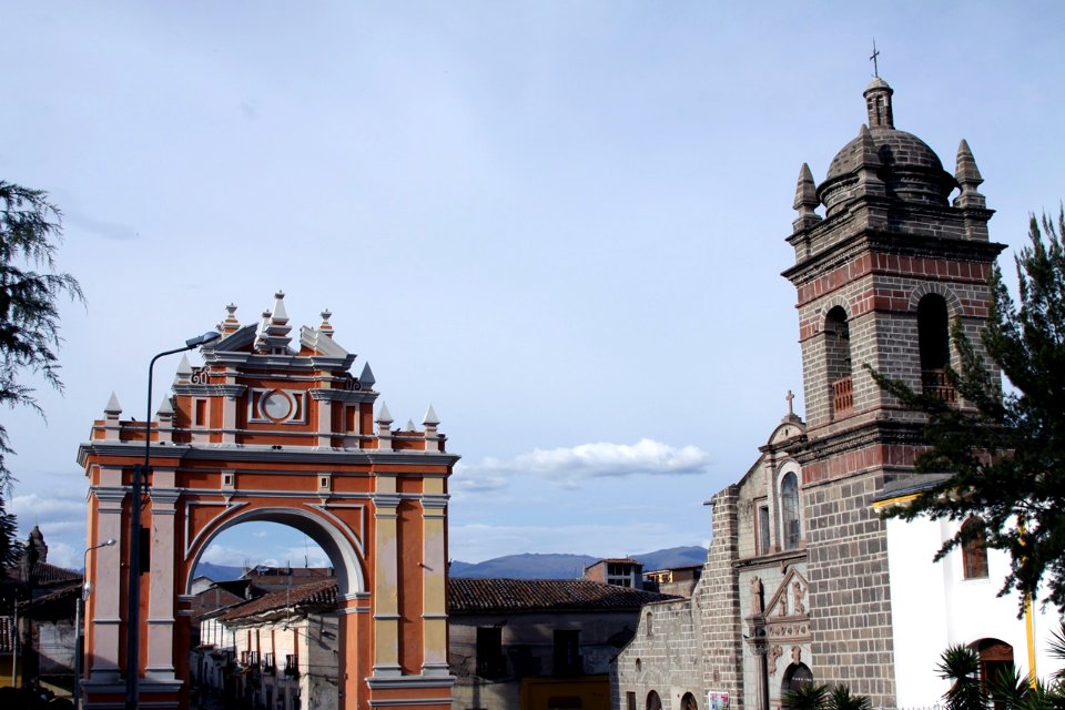 Arco del Triunfo y Templo de San Francisco, Ayacucho, Perú