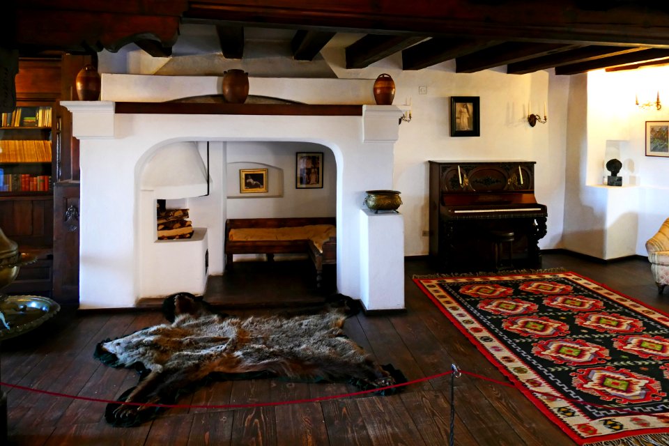 Castelul Bran: Nişă cu semineu si Sala de musica