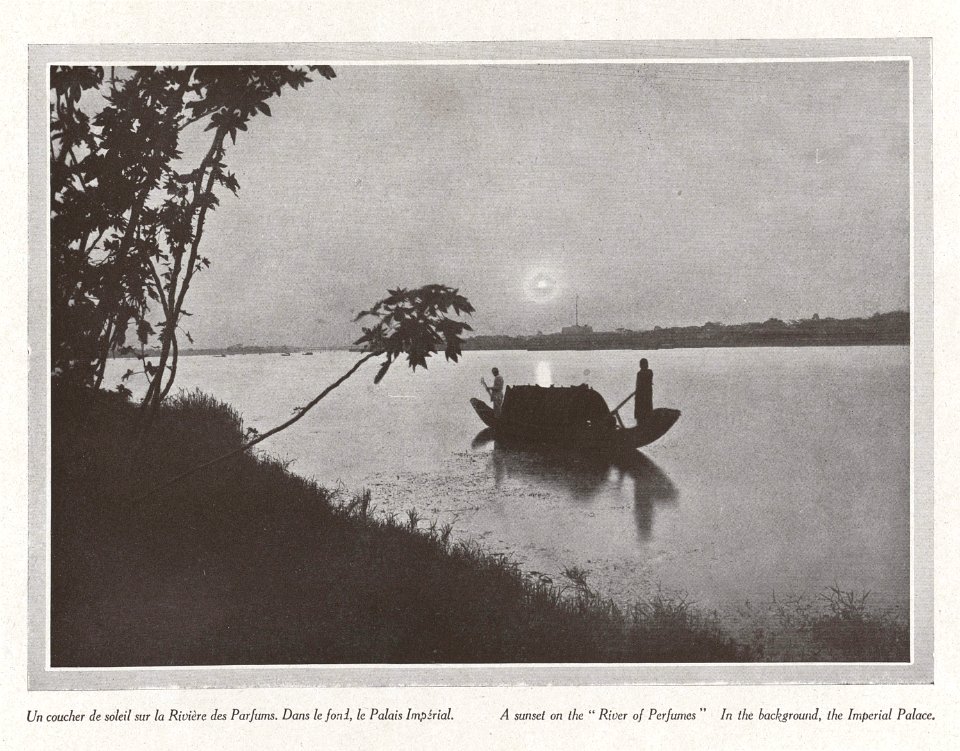 61 Un coucher de soleil sur la Rivière des Parfums. Dans le fond, le Palais Impérial.
