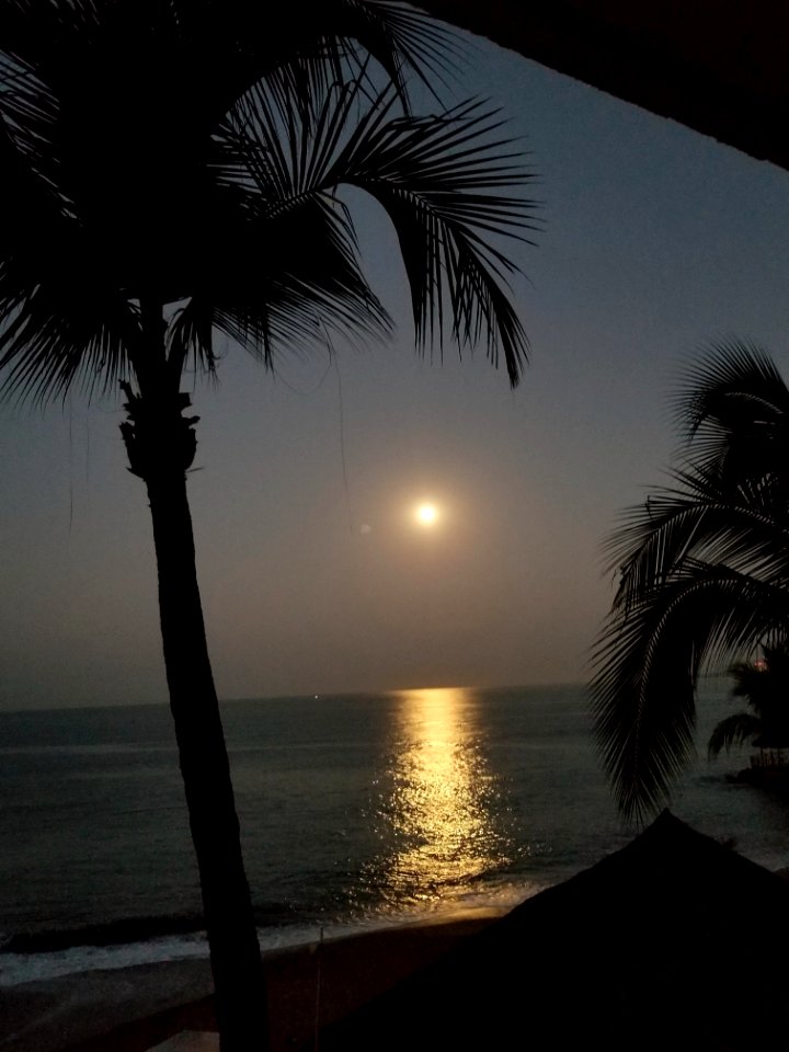 Super moon setting