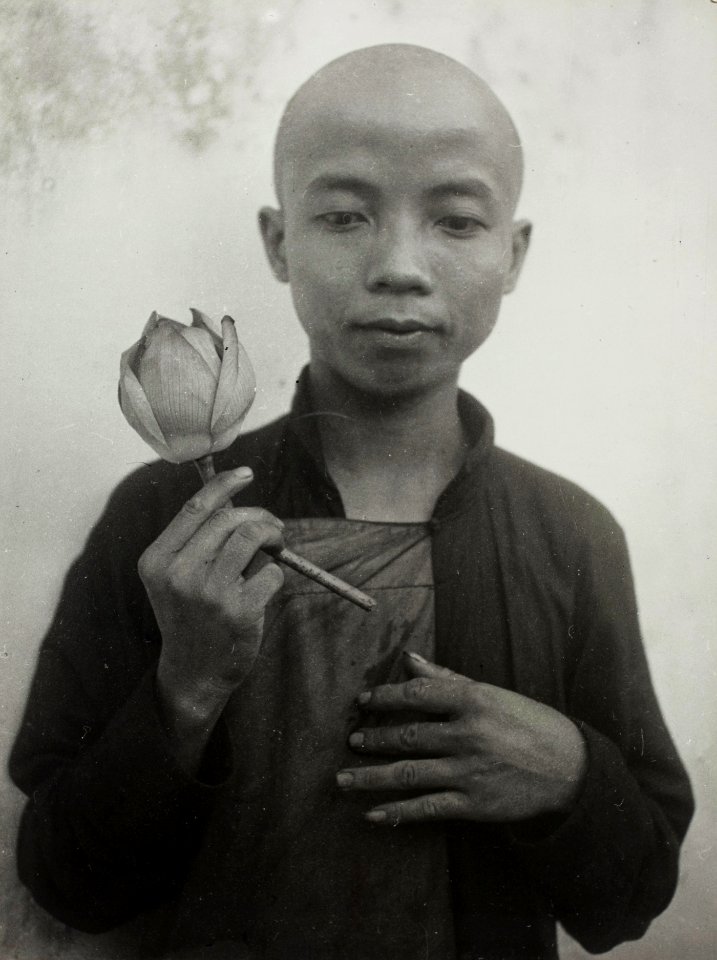 Hanoi 1937 - Nhà sư trẻ với hoa sen