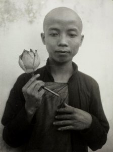 Hanoi 1937 - Nhà sư trẻ với hoa sen