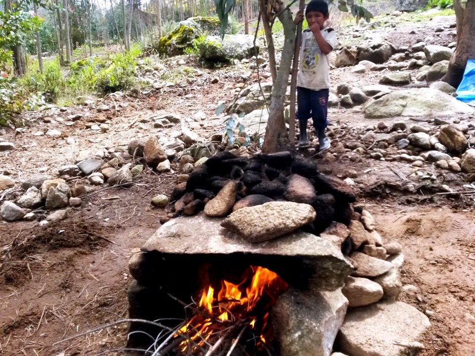 Calentando las piedras para la pachamanca. Cocina Peruana