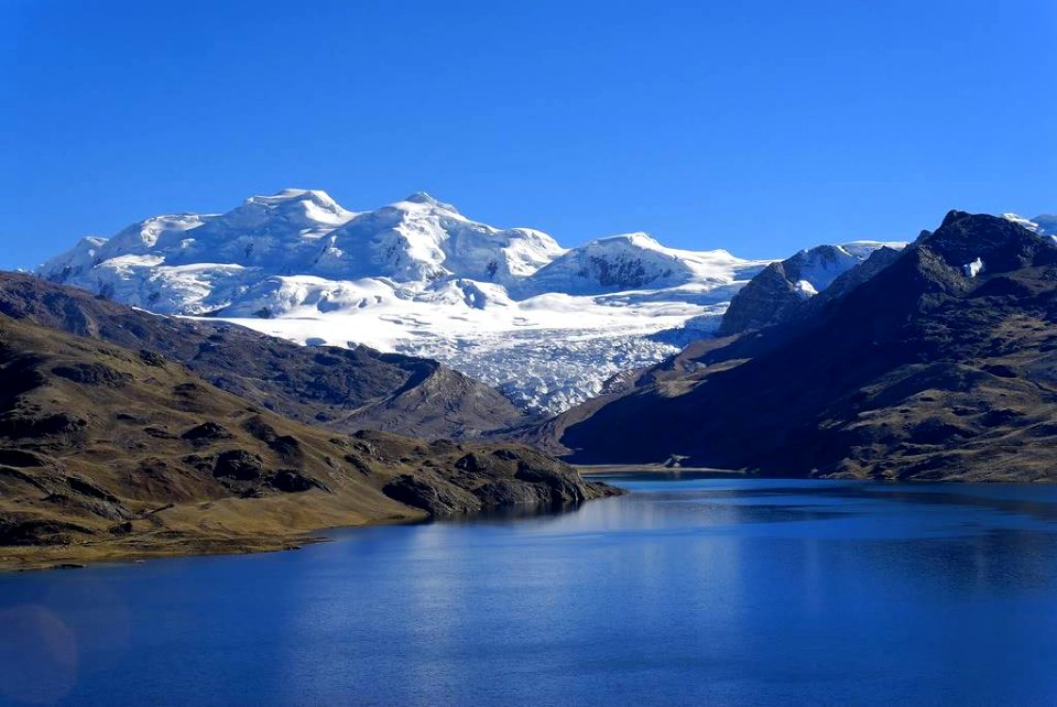 Laguna de Sibinacocha, en la cordillera del nudo de Vilcanota, Cusco