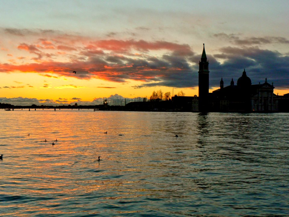 L'isola di San Giorgio all'alba (Venezia)