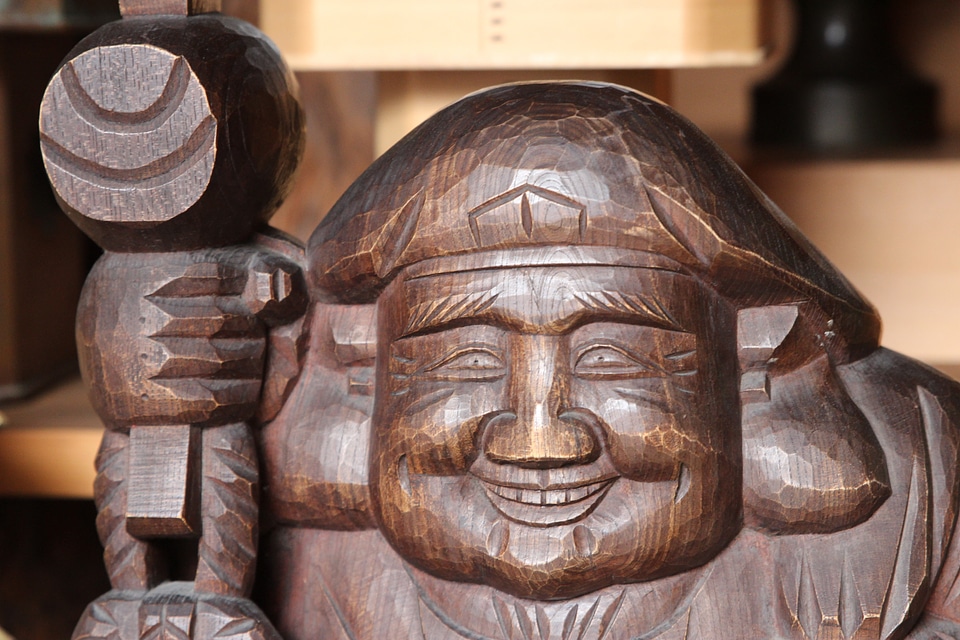 Fujiyama wood statue smile