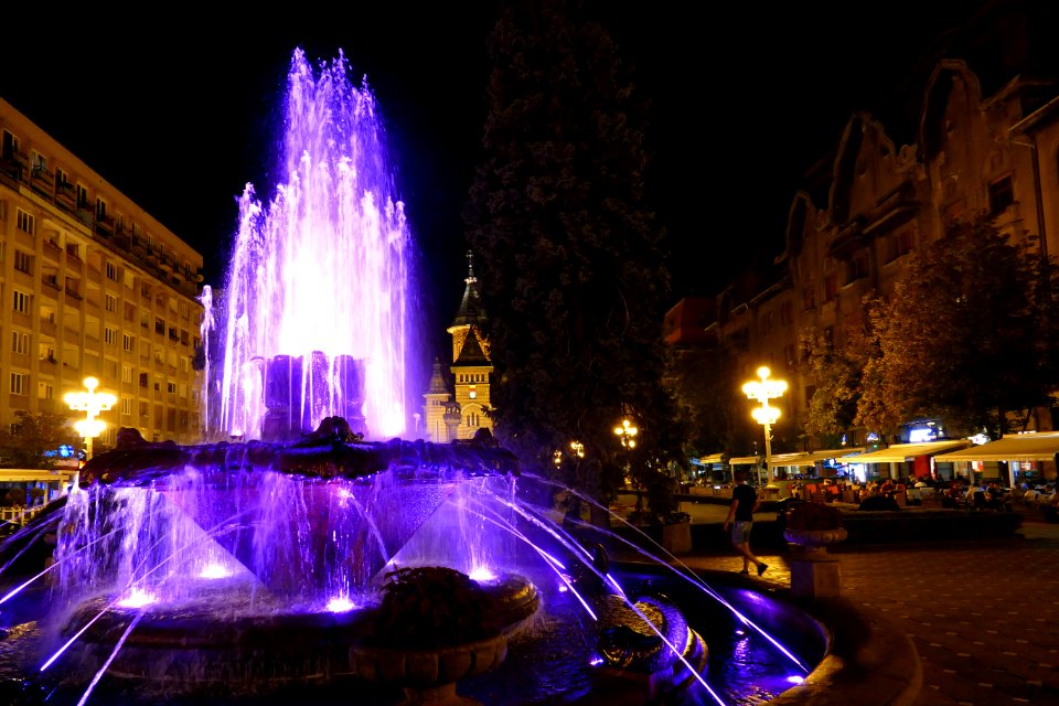 Timisoara: Piata Victoriei, Fântână arteziană