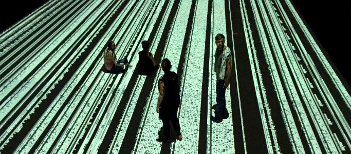 Besucher im ersten Raum der micro|macro Installation