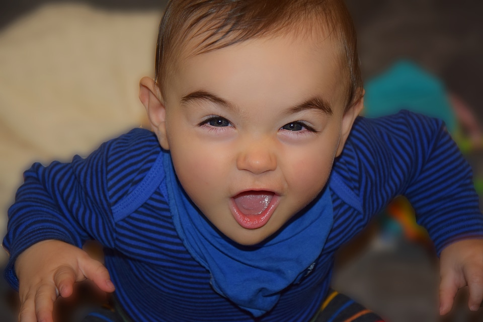 Child scare making a face