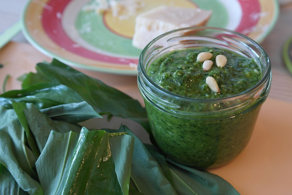 Oil garlic leaves young leaves