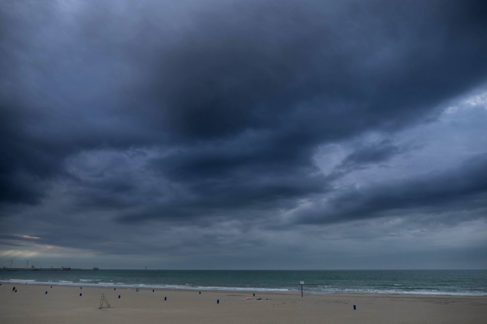 Rain is coming, Beach Hoek van Holland