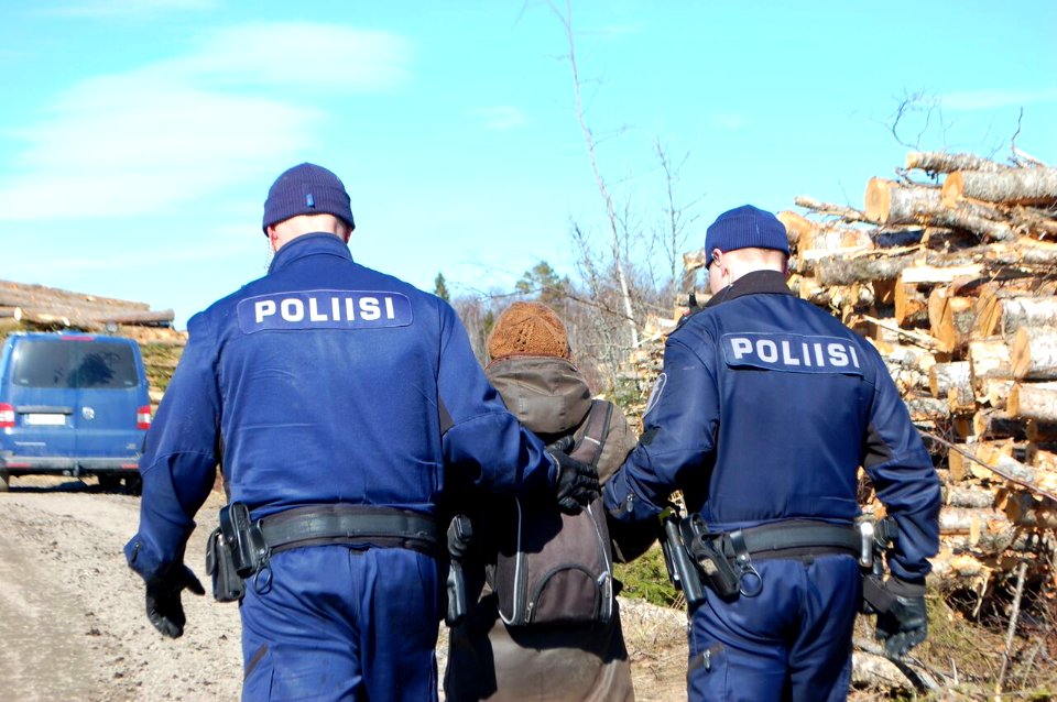 Kuva mielenilmauksesta Hanhikivenniemen hakkuita vastaan