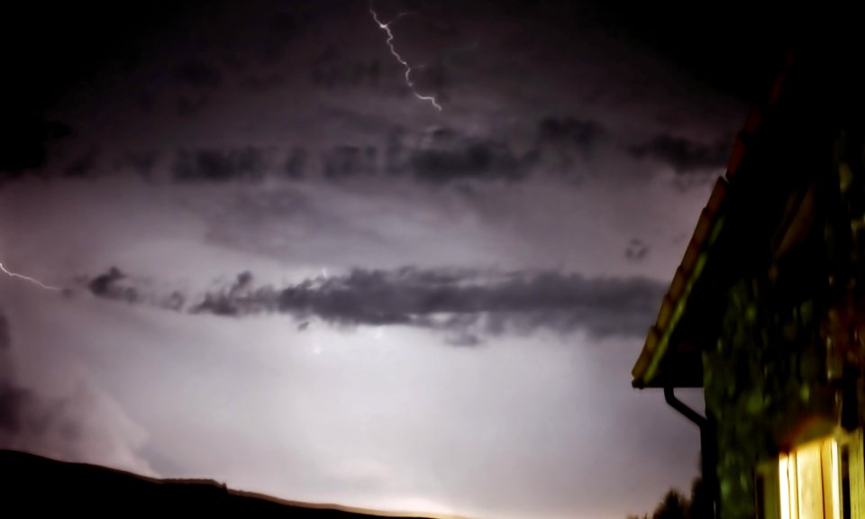 Horizontal tornadoes