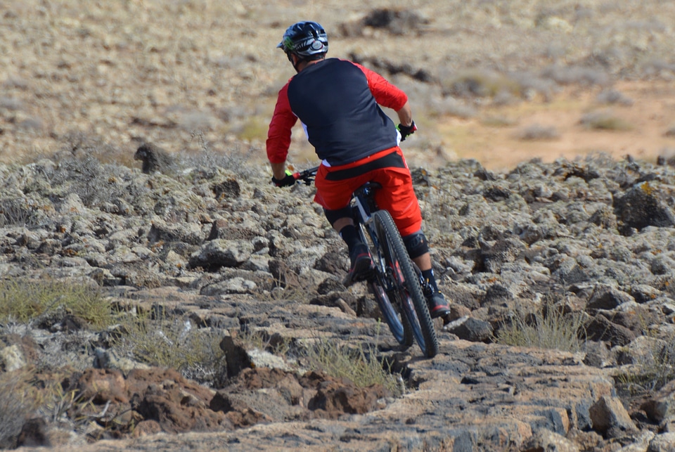Mountain bike helmet descent