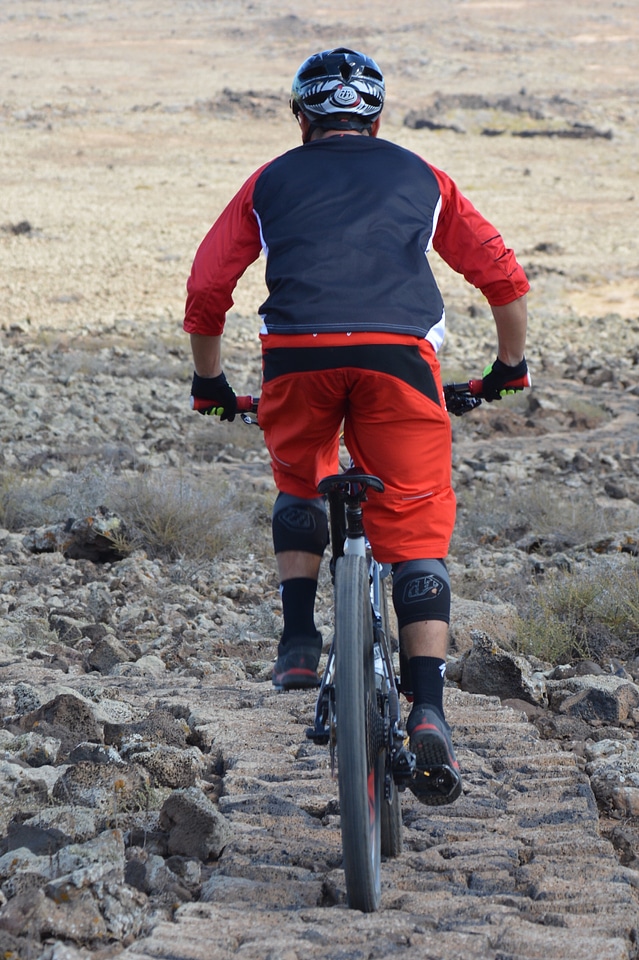 Mountain bike helmet descent
