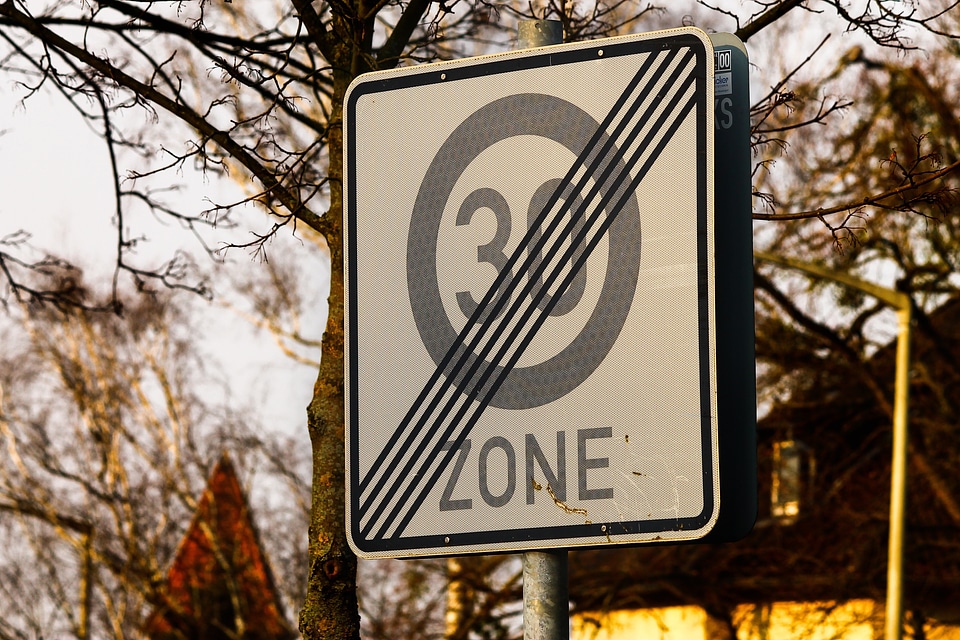 Street sign speed limitation to an end zone 30