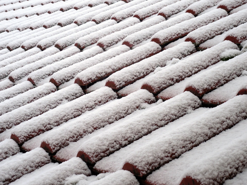Snow roofing housetop