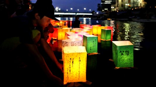 Homenaje en el Río Motoyasu en memoria de las víctimas de la bomba de Hiroshima, Japón photo