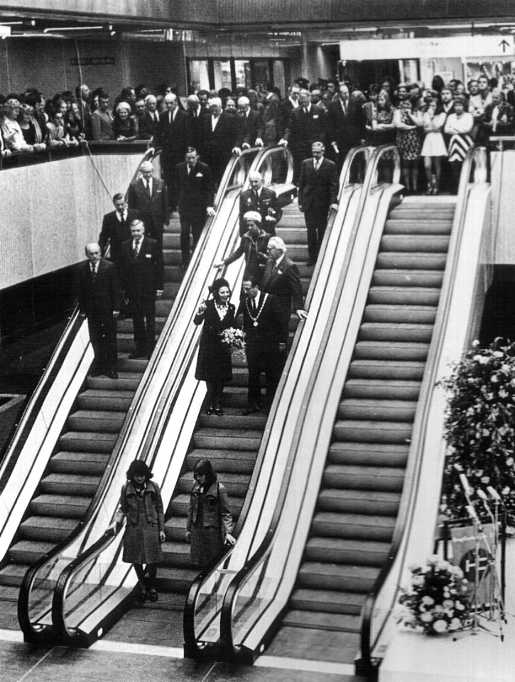 Prinses Beatrix bij Opening Hoog Catharijne