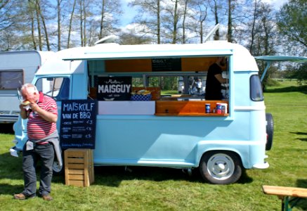 PUTTEN - Ah nice, give me another Jamaican corn! Mister Maisguy offers tasty corn in his  retro van.