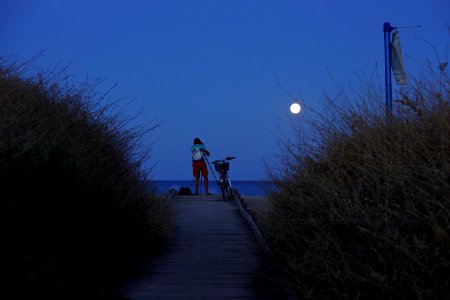 Orosei, il fotografo e la luna