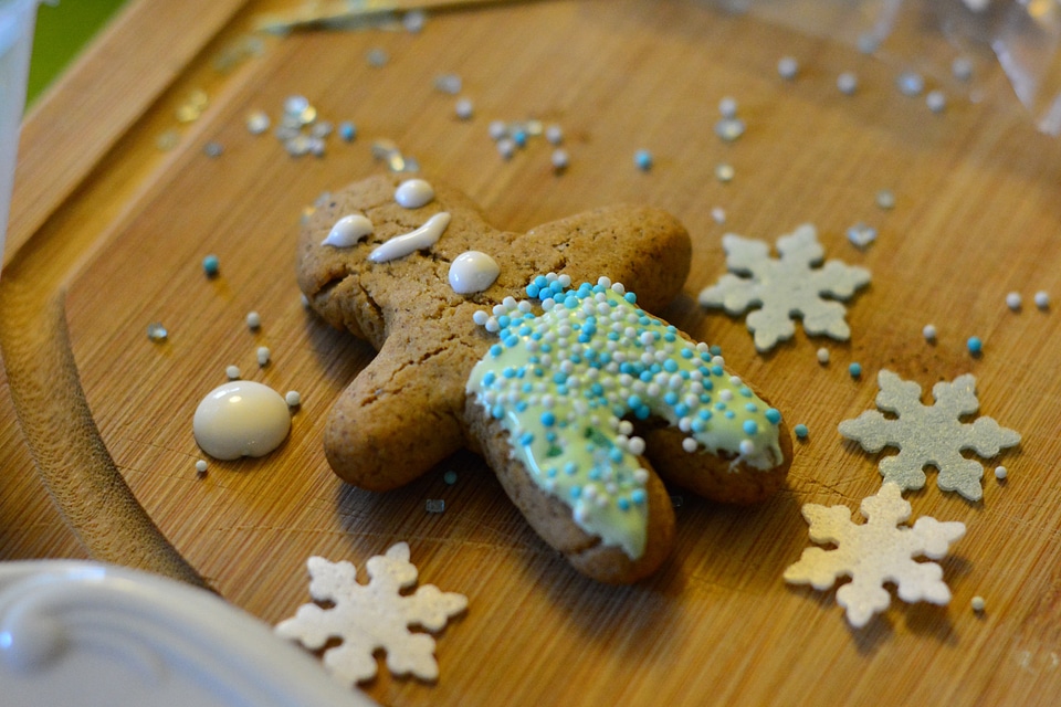 Glace decorating cakes