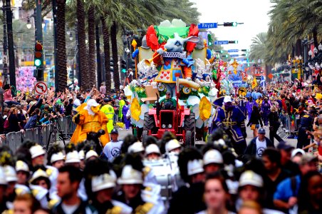 parade-and-crowd