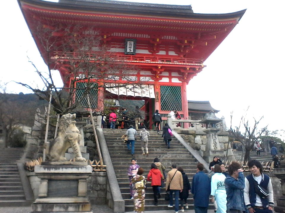 Approaching the Kiyomizu temple
