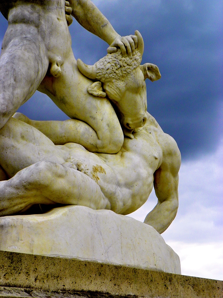 Mythology theseus fighting the minotaur sculpture