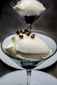 Yogur Helado con frutos rojos y virutas de chocolate