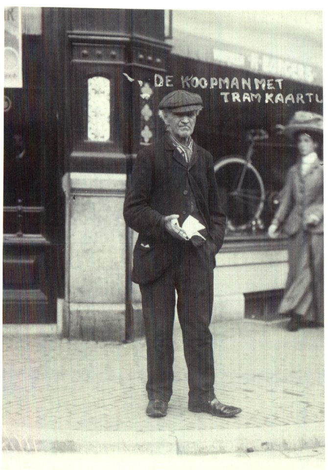Koopman met tramkaartjes