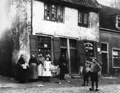 Gezin voor hun winkel in de Waterstraat photo