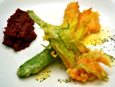 flor de calabacín en tempura y pisto manchego del restaurante granero