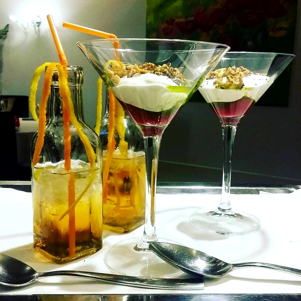 copa de quesos, pera al vino, palomitas de arroz al curry y vermú de la casa.