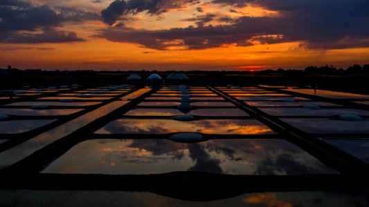 coucher de soleil sur les bassins de sel
